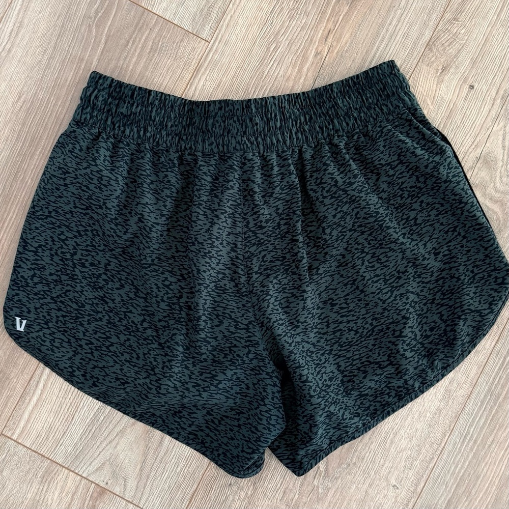 Vuori Clementine 2.0 Shorts 4” - Picture 4 of 5